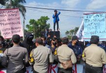Video: Aksi Demo Warga Seluma Tolak Tambang Pasir Besi